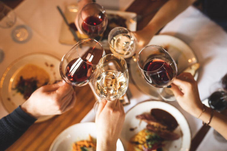 Trois accords de vins rouges suisses avec des plats végétariens