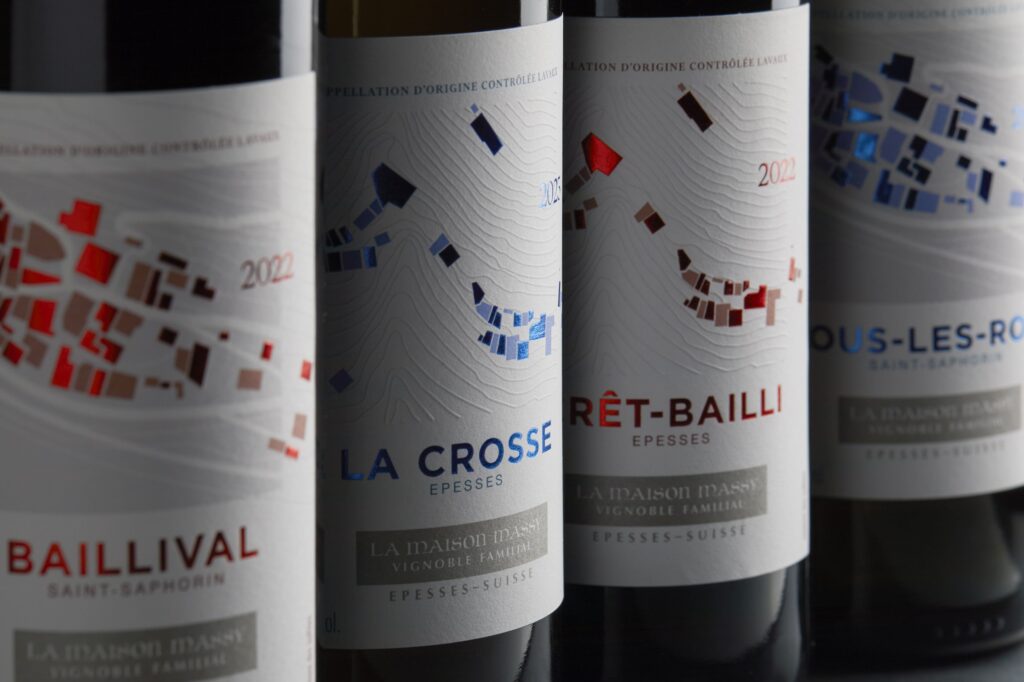 Plusieurs bouteilles de vin d'Epesses en automne alignées.