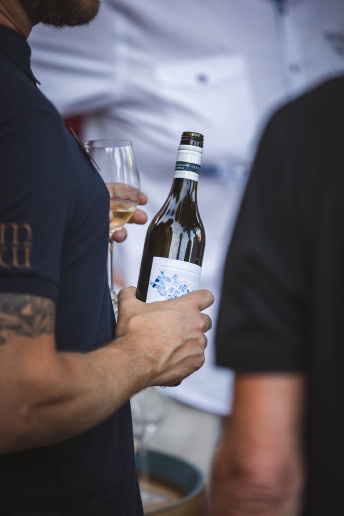 Bouteille de grand cru tenue en main